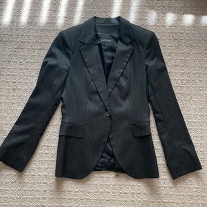 Zara Blazer. Worn a couple times. Excellent condition. Size M.
